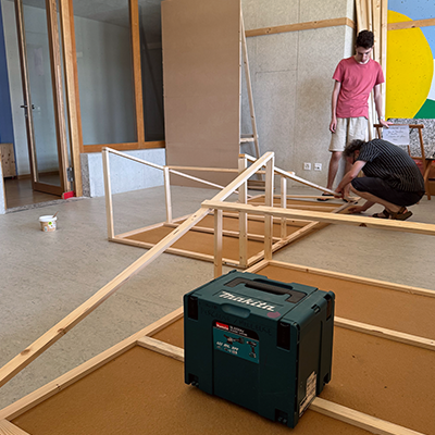 Collage des cadres sur les panneaux Isorel