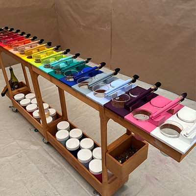 La palette peinte avec ses pinceaux