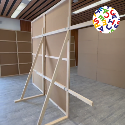 Nouvelle installation à l'Espace satignote, sur équerres, non fixé au mur